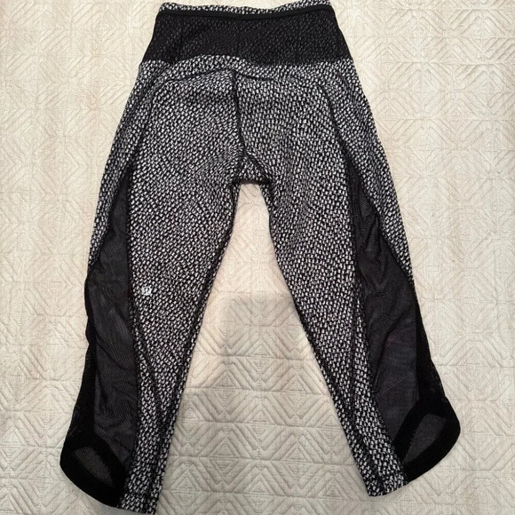 Black, White, Grey Geometric Pattern Cropped Tight, Lululemon, US 4 - Picture 5 of 5